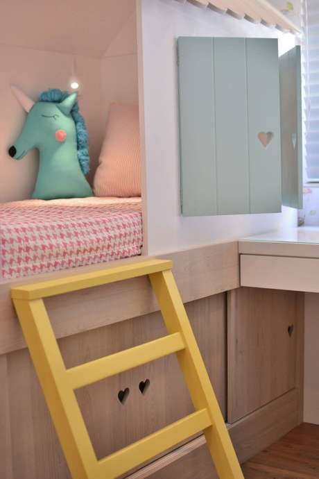 28. Cama infantil com escada para a criança subir e descer da cama sozinha- Por: BG Arquitetura 28. Cama infantil com escada para a criança subir e descer da cama sozinha- Por: BG Arquitetura