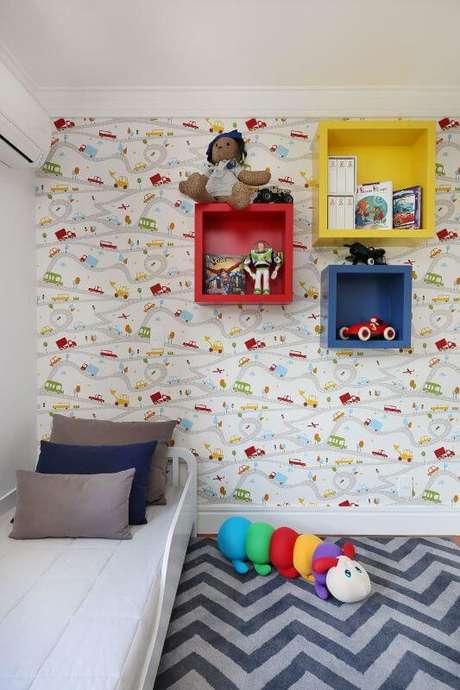 31. Cama infantil com decoração personalizada para quarto de menino com papel de parede de trem – Por: Bianchi Lima 31. Cama infantil com decoração personalizada para quarto de menino com papel de parede de trem – Por: Bianchi Lima