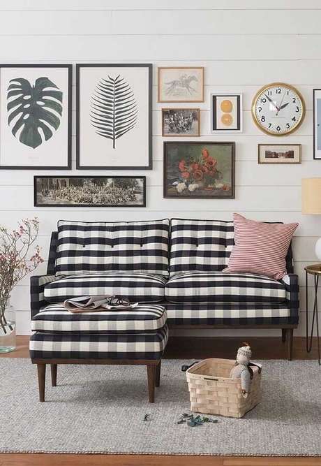 27. Decoração para sala simples com vários quadros e namoradeira sofá com tecido xadrez – Foto: Pinterest