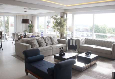4. Decoração para sala ampla com sofá namoradeira azul marinho sem encosto – Foto: Leonardo Muller