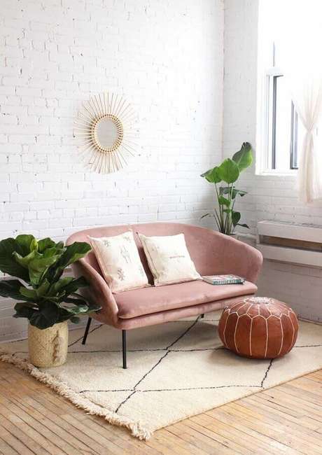 30. Decoração simples com namoradeira móvel e puff redondo de couro – Foto: Pinosy