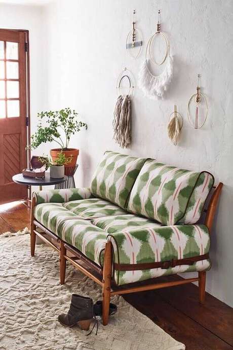 32. Decoração simples para hall com filtro dos sonhos e namoradeira de madeira estofada – Foto: Anthropologie