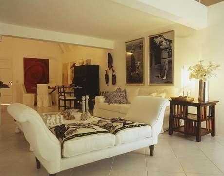 36. Decoração sofisticada para sala branca com quadros e namoradeira sofá sem encosto – Foto: Brunete Fraccaroli