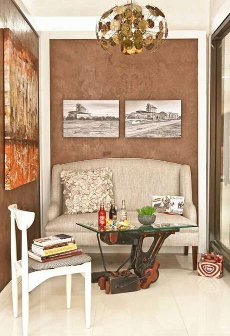43. Namoradeira sofá para sala pequena decorada com mesa de centro diferente – Foto: HomeServe