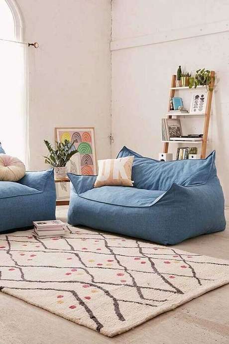 46. Sala decorada com namoradeira sofá com design moderno – Foto: Pinterest