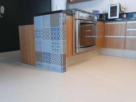 23. O revestimento para cozinha de azulejos pode ser utilizado nos balcões. Fonte: Pinterest