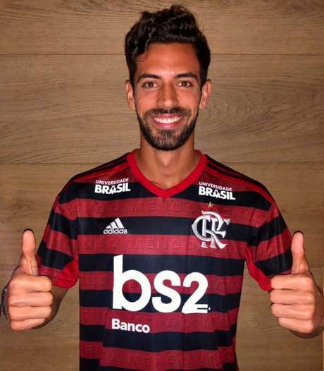 Reforço para a defesa: Pablo Marí já vestiu o manto rubro-negro (Foto: Divulgação/Flamengo) Reforço para a defesa: Pablo Marí já vestiu o manto rubro-negro (Foto: Divulgação/Flamengo)