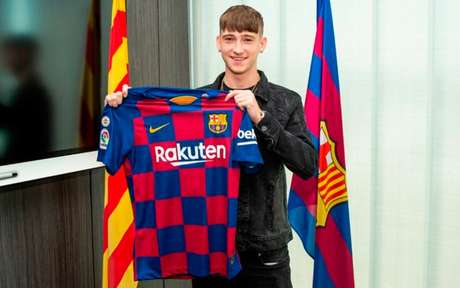 Promessa do futebol inglês, Louie Barry chega ao Barcelona (Foto: Divulgação/Twitter) Promessa do futebol inglês, Louie Barry chega ao Barcelona (Foto: Divulgação/Twitter)