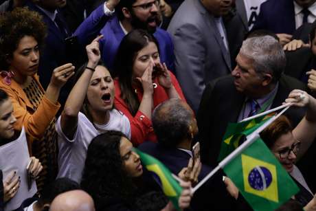 Deputados de oposição criticam votação da reforma da Previdência Deputados de oposição criticam votação da reforma da Previdência
