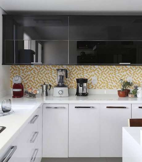 42. Utilize revestimento para cozinha com tons de amarelo, assim ela fica mais alegre e colorida.