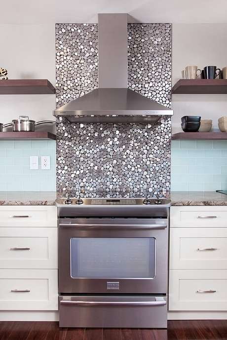 86. Revestimento para cozinha com pastilhas arredondadas metalizadas. Fonte: Pinterest