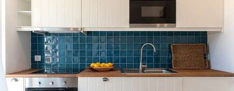 90. Revestimento para cozinha na cor azul. Fonte: Pinterest