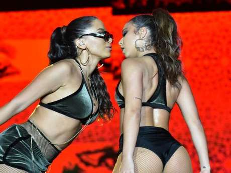 Anitta sensualiza ao dançar com bailarina em show no Distrito Federal, em 13 de julho de 2019 Anitta sensualiza ao dançar com bailarina em show no Distrito Federal, em 13 de julho de 2019