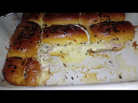 Lanche rápido de forno (com pão bisnaguinha) Lanche rápido de forno (com pão bisnaguinha)