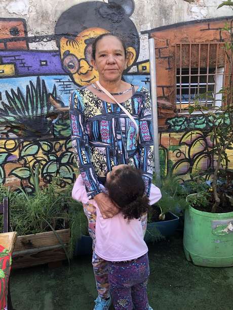 Marinalva e a neta em busca de doações para garantir a alimentação da família Marinalva e a neta em busca de doações para garantir a alimentação da família