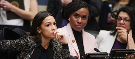 As congressistas democratas Alexandria Ocasio-Cortez (esq), Ayanna Pressley (c.) e Rashida Tlaib As congressistas democratas Alexandria Ocasio-Cortez (esq), Ayanna Pressley (c.) e Rashida Tlaib