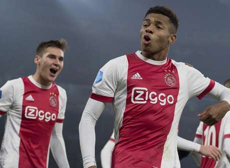 Neres com a camisa do Ajax (Foto: Reprodução / Twitter) Neres com a camisa do Ajax (Foto: Reprodução / Twitter)