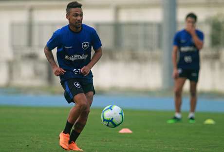 Treino foi cancelado após desmaio de Biro Biro (Foto: Vítor Silva/Botafogo) Treino foi cancelado após desmaio de Biro Biro (Foto: Vítor Silva/Botafogo)