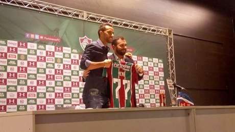 Nenê foi apresentado pelo presidente Mário Bittencourt (Foto: Joel Silva/Lance!) Nenê foi apresentado pelo presidente Mário Bittencourt (Foto: Joel Silva/Lance!)