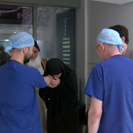 Com suas filhas finalmente separadas, Zainab agredeceu os médicos emocionada Com suas filhas finalmente separadas, Zainab agredeceu os médicos emocionada