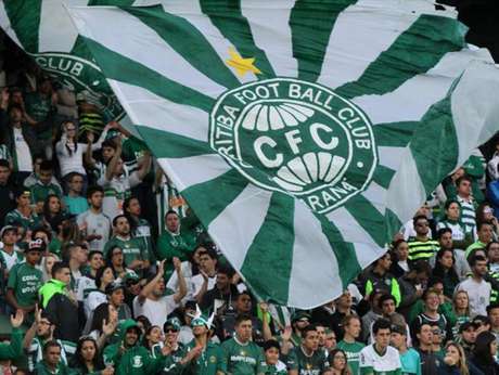 Homem foi flagrado na arquibancada do Couto Pereira (Foto: Divulgação/Coritiba) Homem foi flagrado na arquibancada do Couto Pereira (Foto: Divulgação/Coritiba)