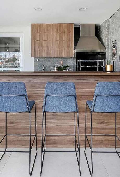 9. Decoração de área gourmet de madeira com banquetas estofadas azul petróleo – Foto: Pinosy