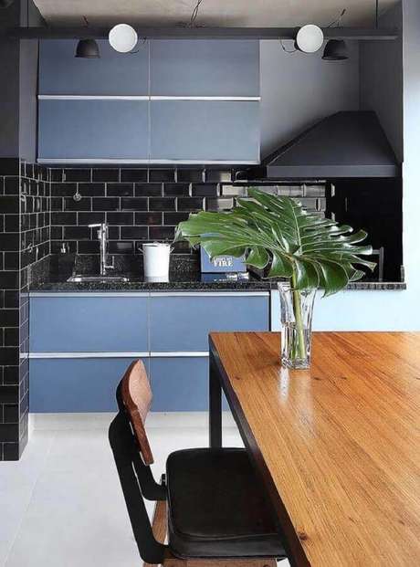 10. Em ambientes bem iluminados é possível utilizar a combinação de decoração azul petróleo com preto – Foto: Mauricio Gebara Arquitetura