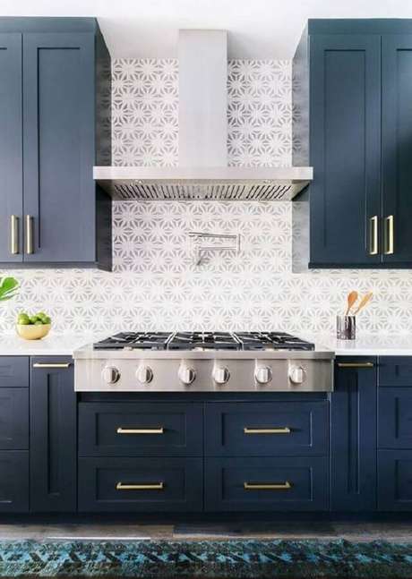 14. Invista na decoração azul petróleo com detalhes em dourado para um ambiente mais luxuoso – Foto: Pinterest