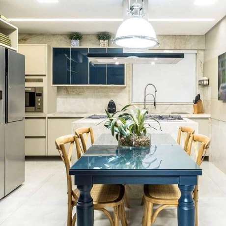 15. Cozinha decorada com mesa azul petróleo e cadeiras de madeira – Foto: Leopoldo Rosado Maia