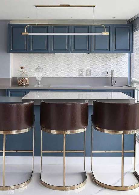 21. As banquetas com design arrojado deram um ar especial para a cozinha planejada azul petróleo – Foto: Behance