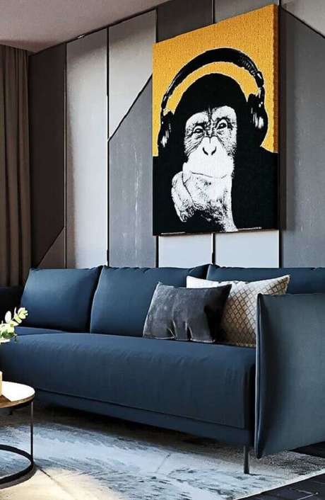 44. Sala moderna decorada com sofá azul petróleo e quadro grande- Foto: Mauricio Gebara Arquitetura