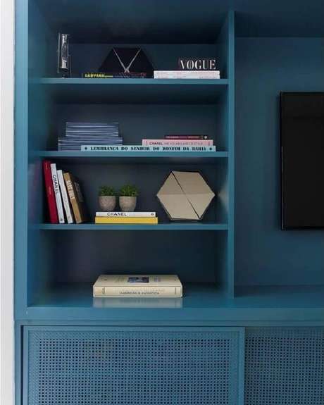 59. Estante planejada em azul petróleo – Foto: Triplex Arquitetura