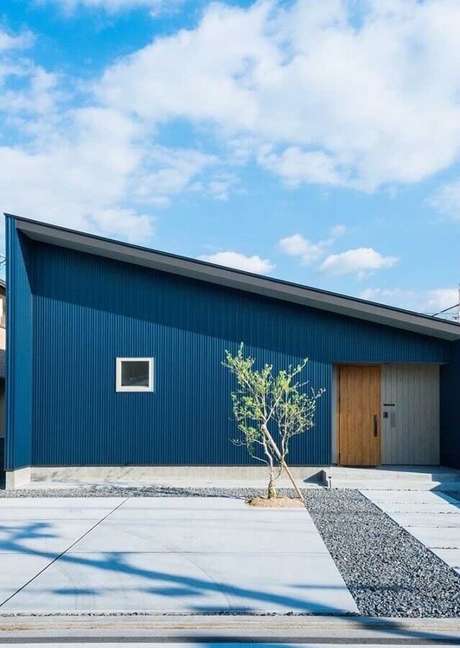 60. A tinta de parede azul petróleo também pode ser usada em fachadas de casas e prédios comerciais – Foto: Ideias Decor