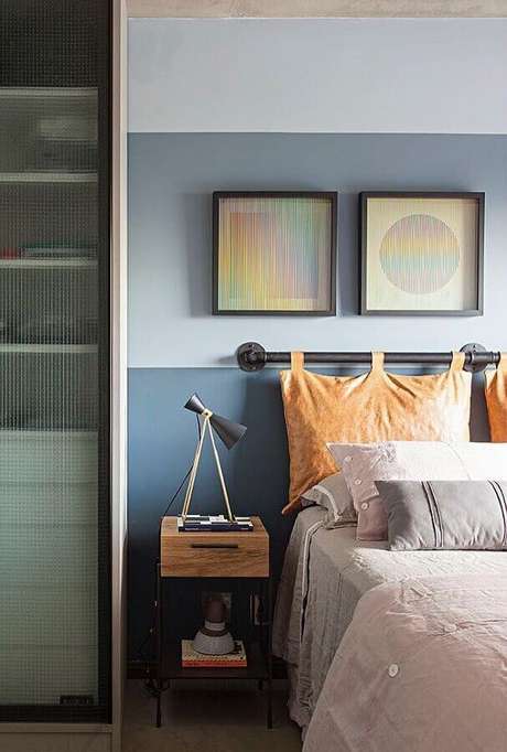 62. Quarto de casal decorado com cabeceira azul petróleo e criado mudo pequeno de madeira – Foto: Mauricio Gebara Arquitetura