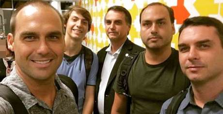 Eduardo, Jair Renan, o presidente, Carlos e Flávio: família transformada em fonte de notícias bombásticas e memes Eduardo, Jair Renan, o presidente, Carlos e Flávio: família transformada em fonte de notícias bombásticas e memes