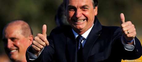 "Lógico que é filho meu. Pretendo beneficiar meu filho, sim", diz Bolsonaro sobre indicação de Eduardo como embaixador "Lógico que é filho meu. Pretendo beneficiar meu filho, sim", diz Bolsonaro sobre indicação de Eduardo como embaixador