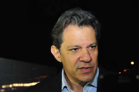 O ex-prefeito de São Paulo, Fernando Haddad (PT)concede entrevista após deixar o prédio da Superintendência Regional da Polícia Federal do Paraná, em Curitiba, onde está preso o ex-presidente da República, Luiz Inácio Lula da Silva