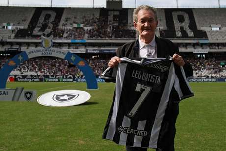 Léo Batista recebeu o nome de uma cabine de imprensa do Nilton Santos (Foto: Vítor Silva/Botafogo) Léo Batista recebeu o nome de uma cabine de imprensa do Nilton Santos (Foto: Vítor Silva/Botafogo)