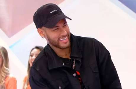 O jogador Neymar durante o 'Jogo dos Três Pontinhos', no SBT, com Silvio Santos. O jogador Neymar durante o 'Jogo dos Três Pontinhos', no SBT, com Silvio Santos.