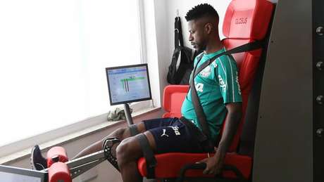 Ramires realizou exercícios físicos no hotel enquanto colegas treinavam no gramado (Agência Palmeiras/Divulgação) Ramires realizou exercícios físicos no hotel enquanto colegas treinavam no gramado (Agência Palmeiras/Divulgação)