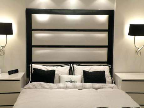 66. Quarto com decoração em preto e branco e cabeceira de casal estofada