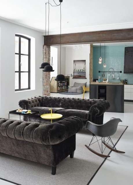 40. O sofá chesterfield em camurça também é um modelo luxuoso. Foto: Homease 40. O sofá chesterfield em camurça também é um modelo luxuoso. Foto: Homease