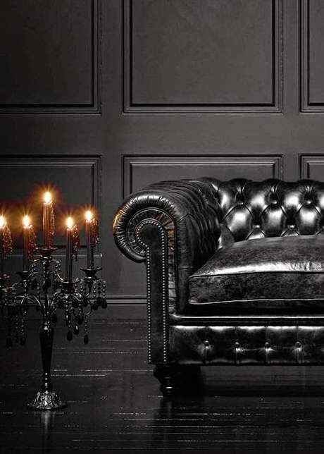 49. O sofá chesterfield preto é muito robusto. Foto: Você Precisa Decor 49. O sofá chesterfield preto é muito robusto. Foto: Você Precisa Decor