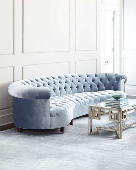 51. É possível encontrar sofá chesterfield com um design circular. Foto: Garota Bradshaw 51. É possível encontrar sofá chesterfield com um design circular. Foto: Garota Bradshaw