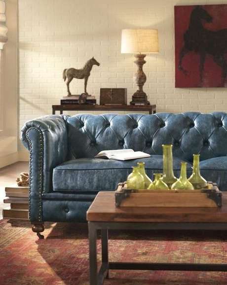 38. O sofá chesterfield azul com aspecto envelhecido é lindo e muito clássico. Foto: Trende Houzz 38. O sofá chesterfield azul com aspecto envelhecido é lindo e muito clássico. Foto: Trende Houzz
