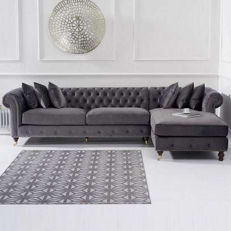 14. É possível encontrar sofá chesterfield com chaise. Foto: Home Decor Mall 14. É possível encontrar sofá chesterfield com chaise. Foto: Home Decor Mall