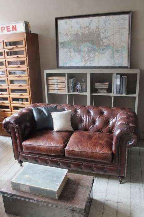 5. Com o sofá chesterfield com dois lugares você pode ter luxo e sofisticação em um cômodo pequeno. Foto: Sofá Quality 5. Com o sofá chesterfield com dois lugares você pode ter luxo e sofisticação em um cômodo pequeno. Foto: Sofá Quality
