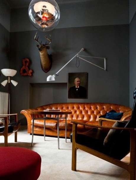 16. Pode ser interessante combinar o sofá chesterfield com quadros clássicos. Foto: Garota Bradshaw 16. Pode ser interessante combinar o sofá chesterfield com quadros clássicos. Foto: Garota Bradshaw