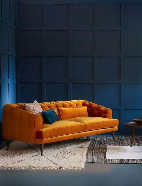 11. O sofá chesterfield amarelo vai muito bem inclusive com decorações modernas. Foto: Pinterest 11. O sofá chesterfield amarelo vai muito bem inclusive com decorações modernas. Foto: Pinterest