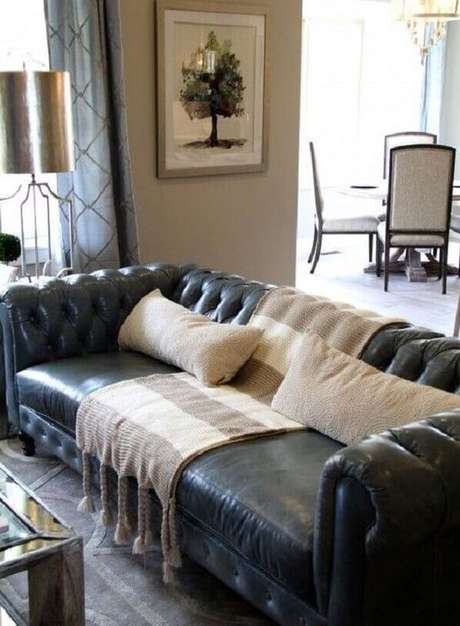 27. Mantas combinam com alguns modelos de sofá chesterfield. Foto: Revista Viva Decora. 27. Mantas combinam com alguns modelos de sofá chesterfield. Foto: Revista Viva Decora.